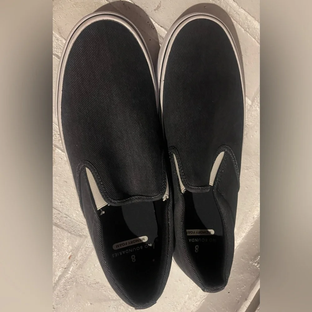 NWT men’s shoes No Boundaries Navy/white memory foam never worn size 8